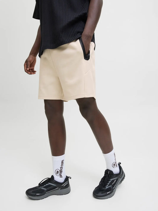 Short beige de sudadera con cadena