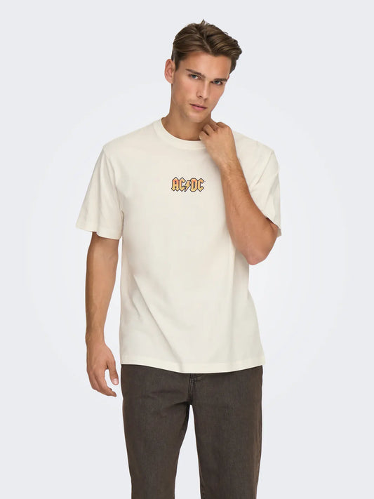 Camiseta blanca AC/DC oversized estampada en la espalda