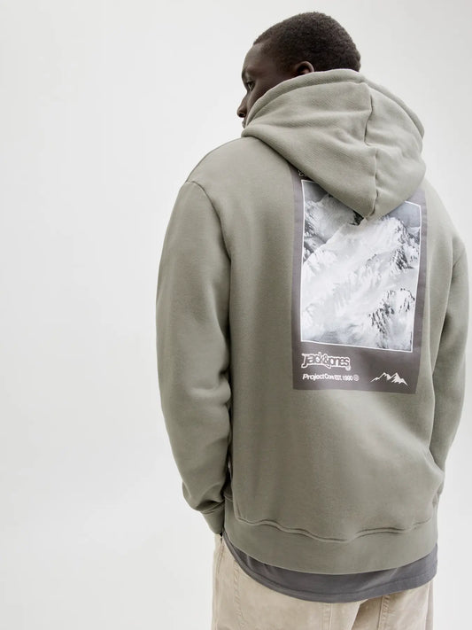 Sudadera verde estampada en la espalda con capucha