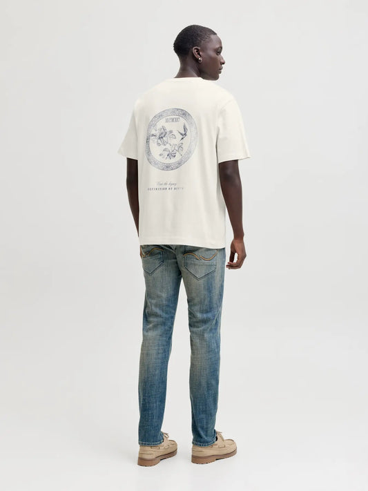 Camiseta blanca estampada en la espalda