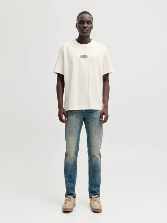 Camiseta blanca estampada en la espalda