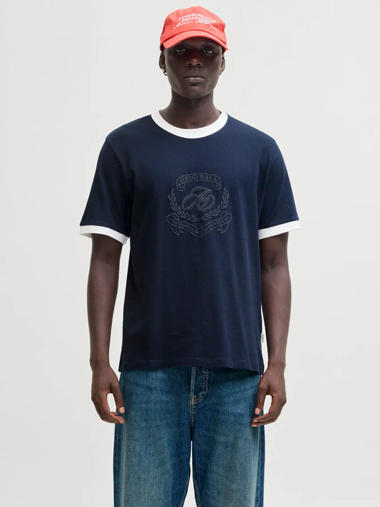 Camiseta azul con texto en el frente