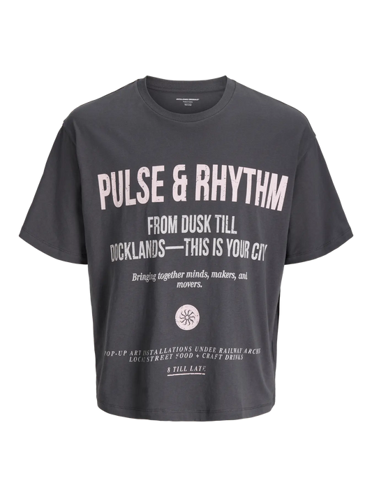 Camiseta recortada gris con estampado frontal