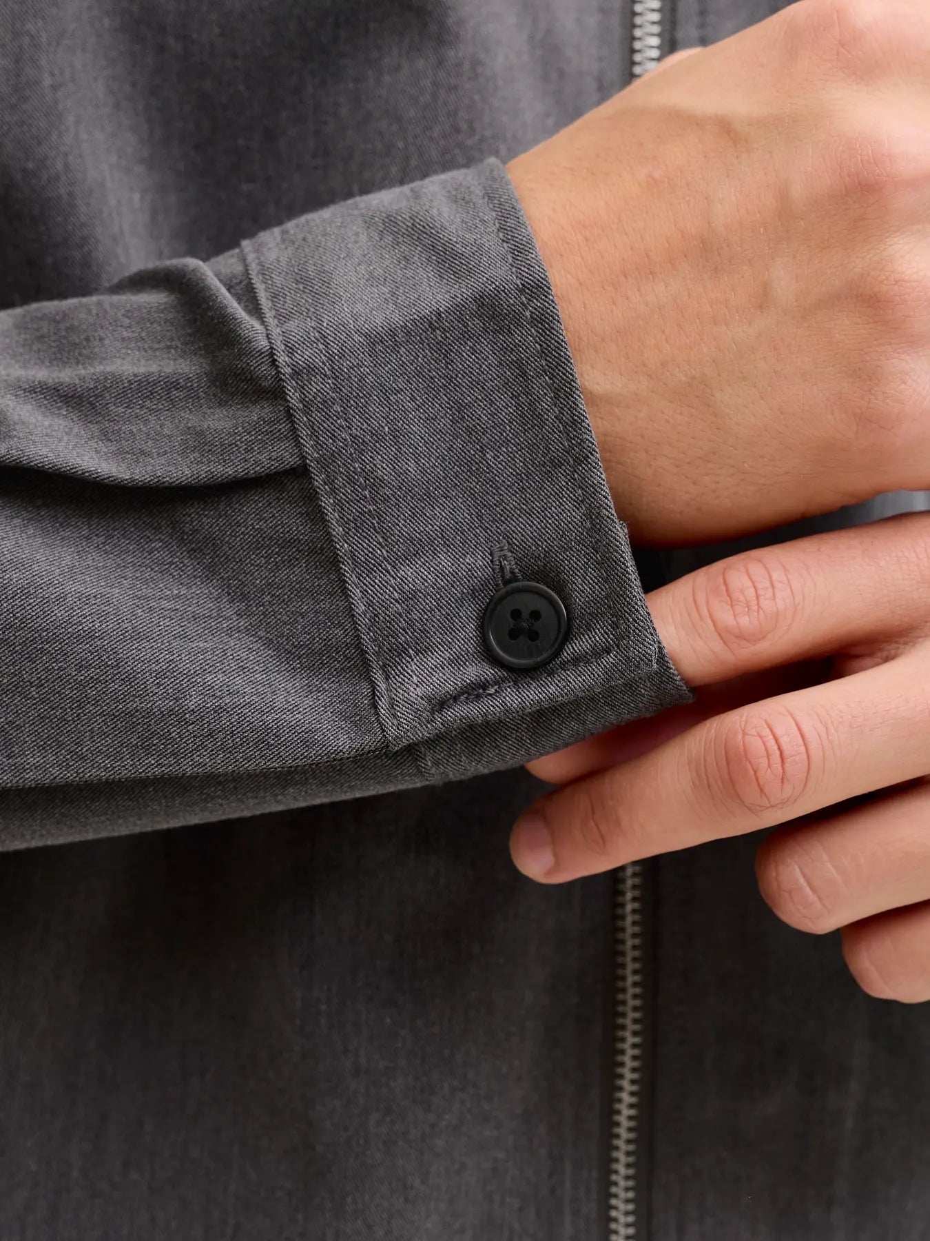 Sobrecamisa ligera gris con cremallera