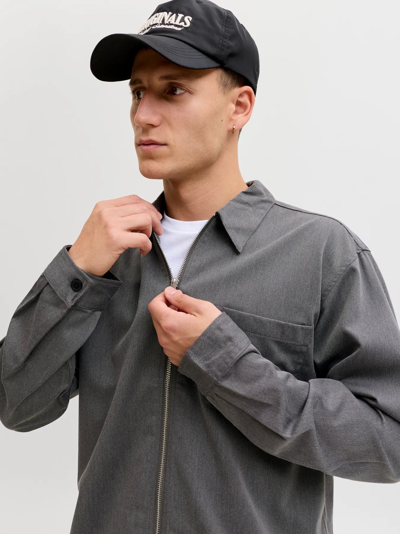 Sobrecamisa ligera gris con cremallera