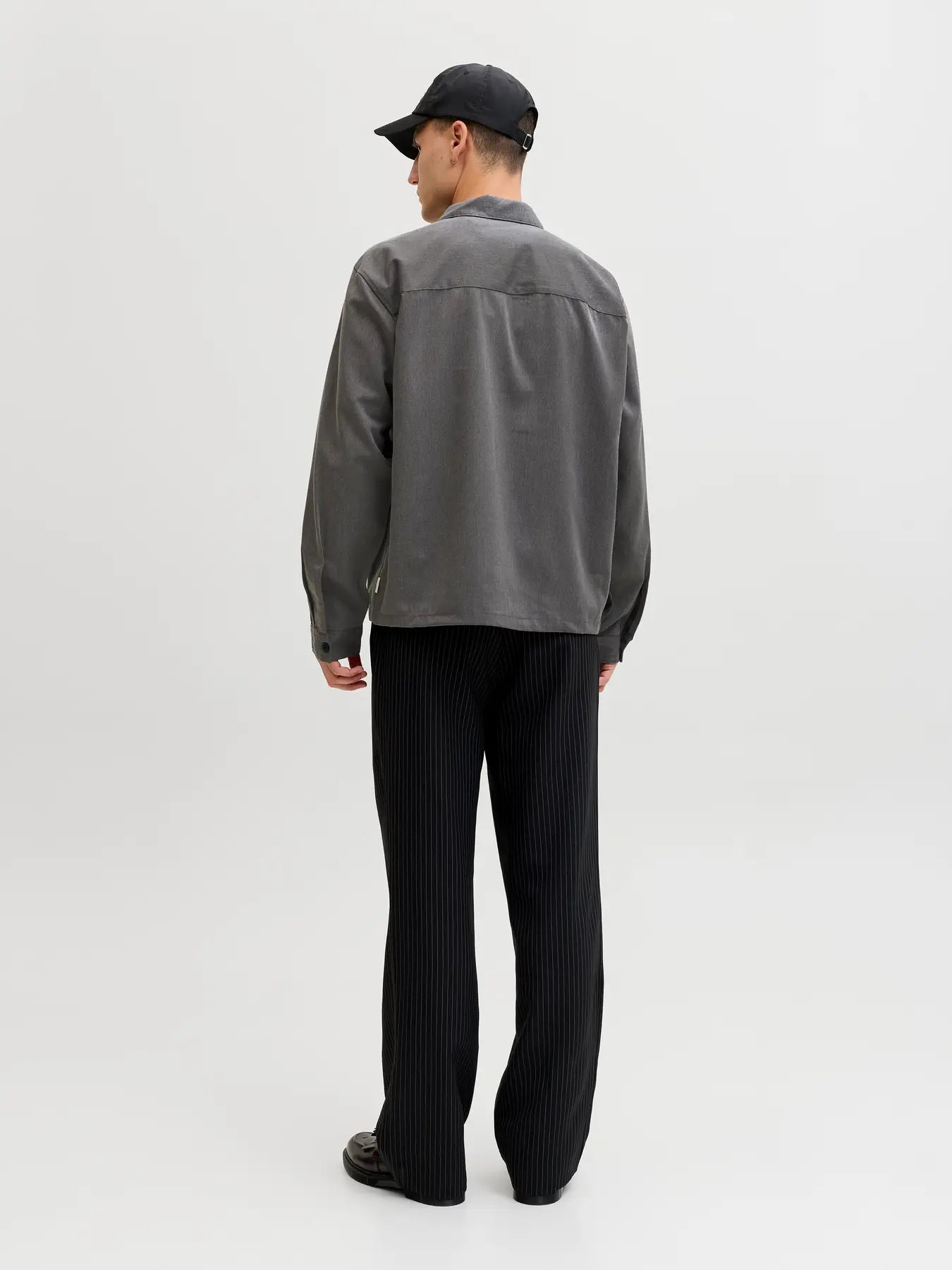 Sobrecamisa ligera gris con cremallera