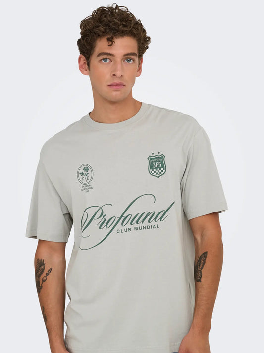 Camiseta blanca con texto profound al frente