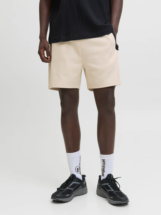 Short beige de sudadera con cadena