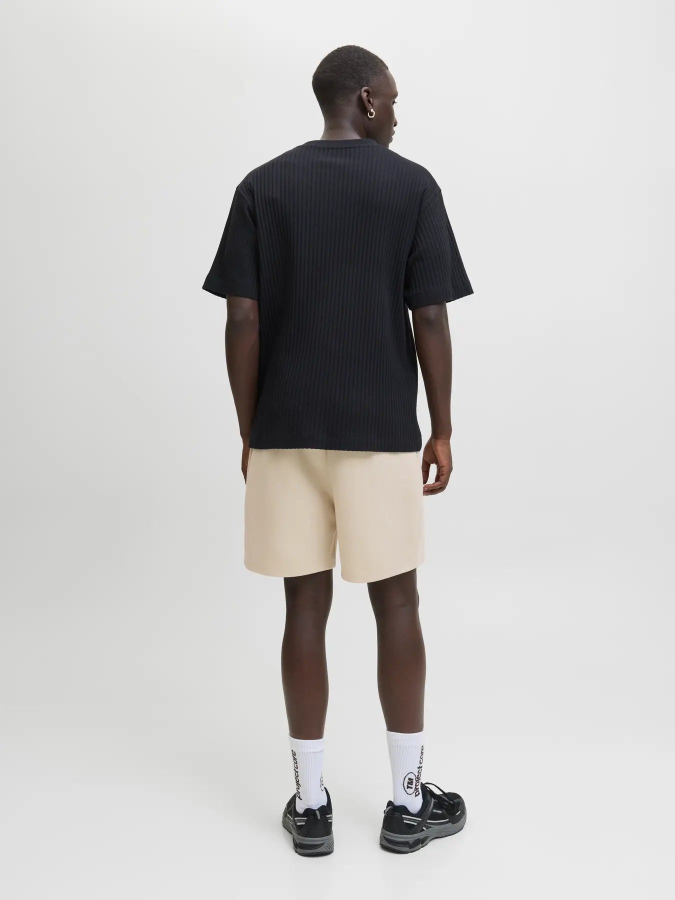 Short beige de sudadera con cadena