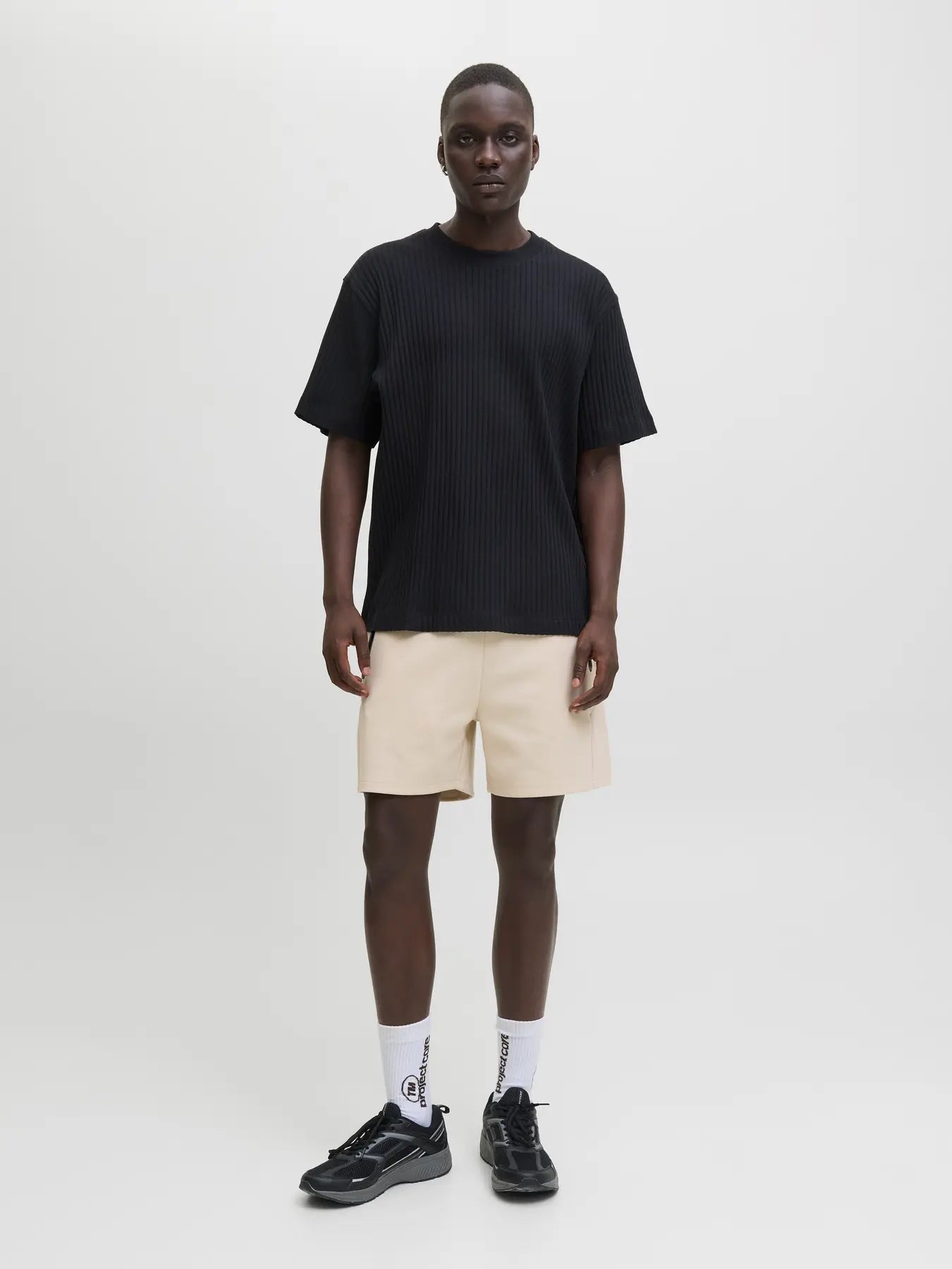 Short beige de sudadera con cadena