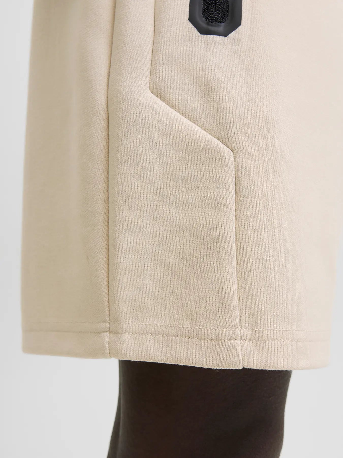 Short beige de sudadera con cadena