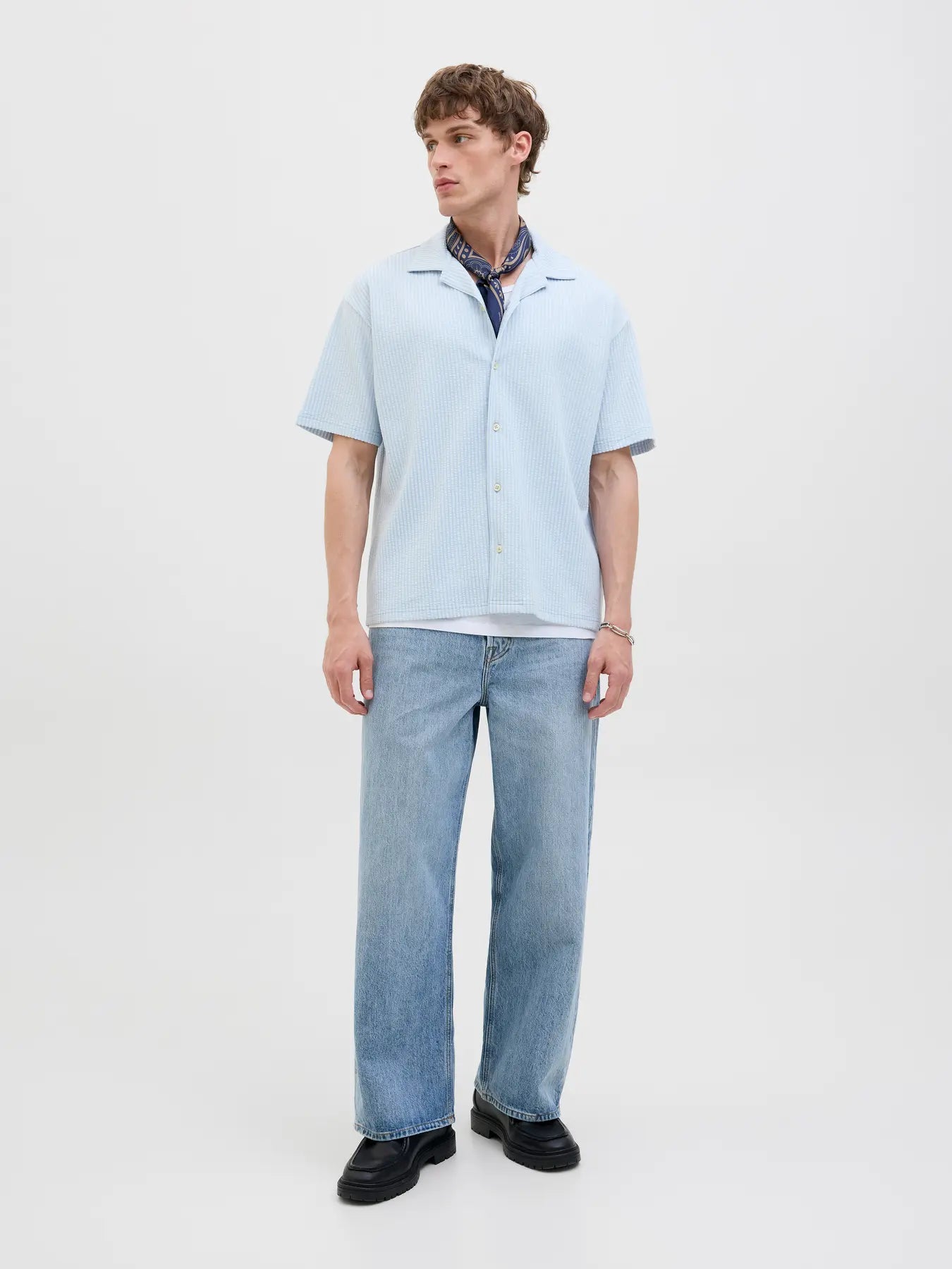 Camisa de rayas azul de manga corta