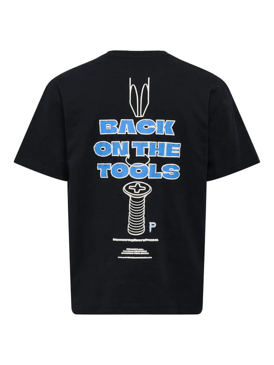 Camiseta negra Back on the tools estampada en la espalda